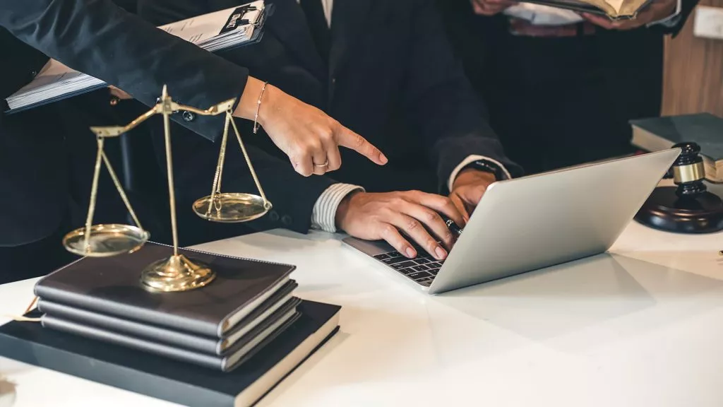چگونه موکل هدفمند پیدا کنیم ؛ پیدا کردن وکیل متخصص